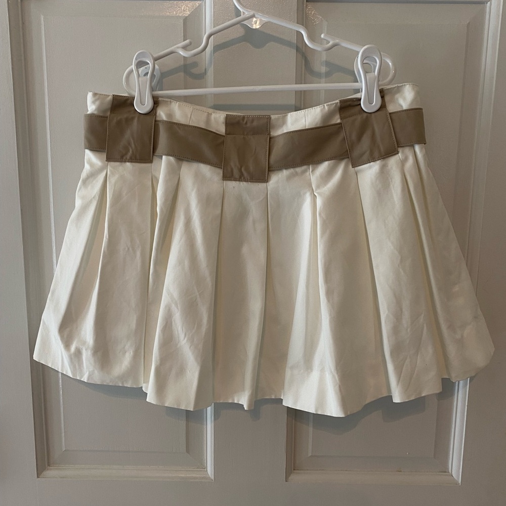 Maeve pleated skort in white with tan belt, size 4. - Picture 2 of 4